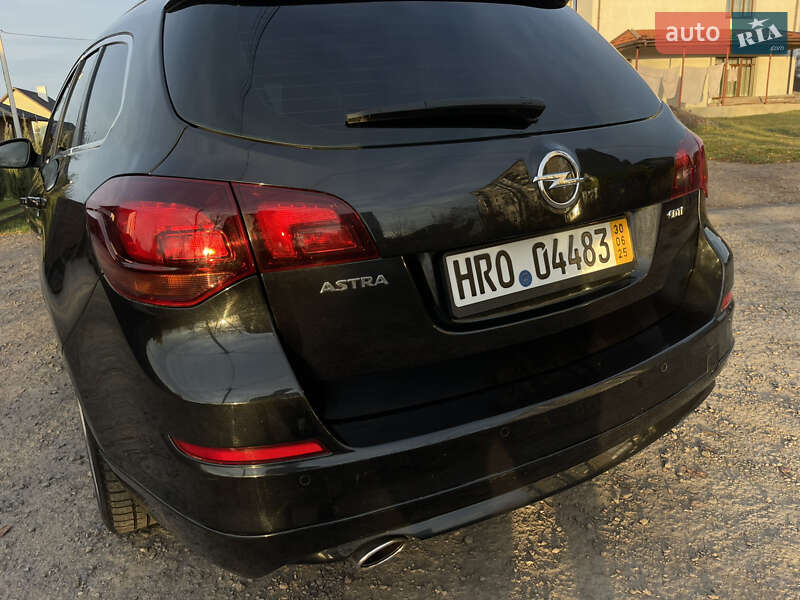 Універсал Opel Astra 2012 в Рівному