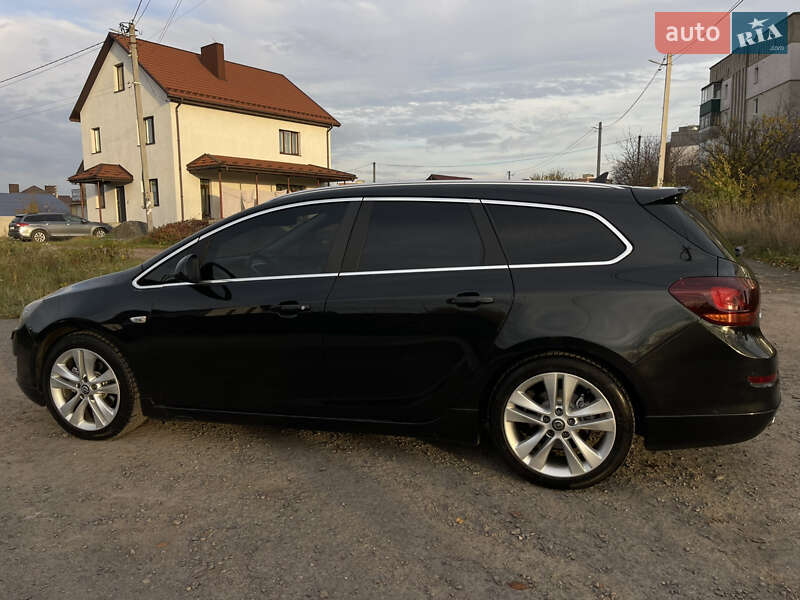 Універсал Opel Astra 2012 в Рівному