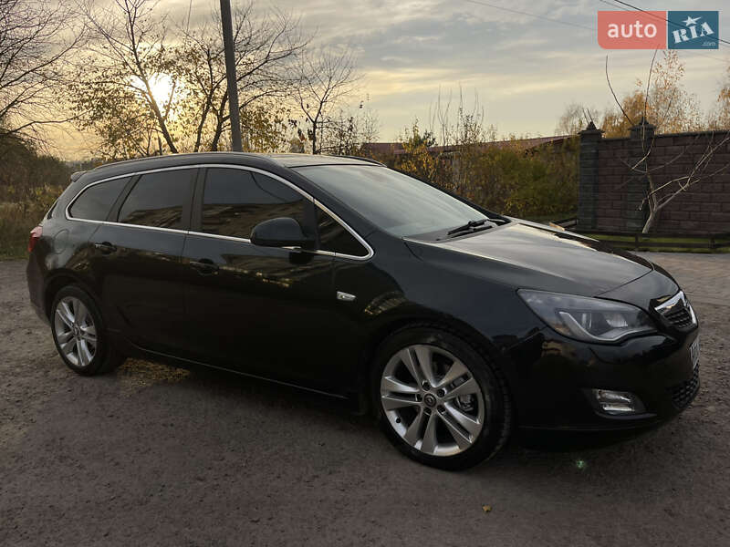 Універсал Opel Astra 2012 в Рівному