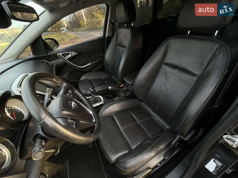 Універсал Opel Astra 2012 в Рівному