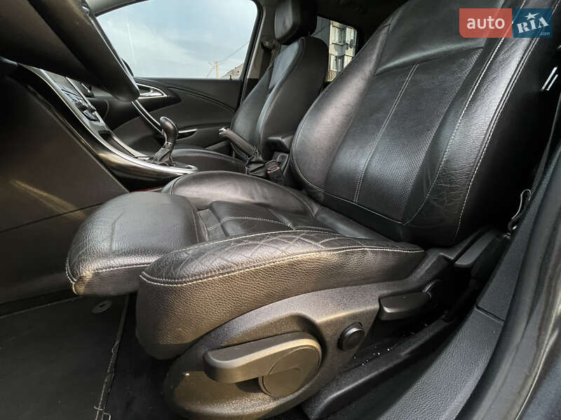 Універсал Opel Astra 2012 в Рівному