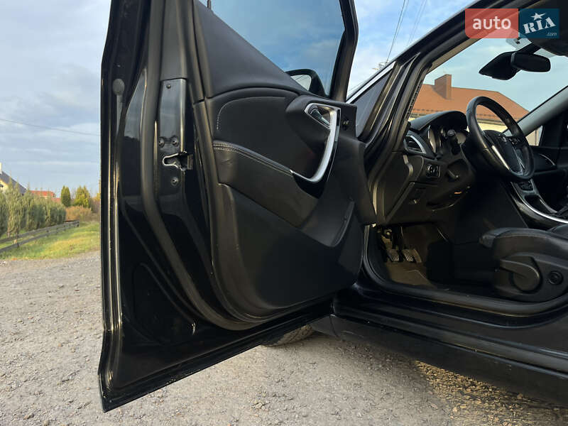 Універсал Opel Astra 2012 в Рівному