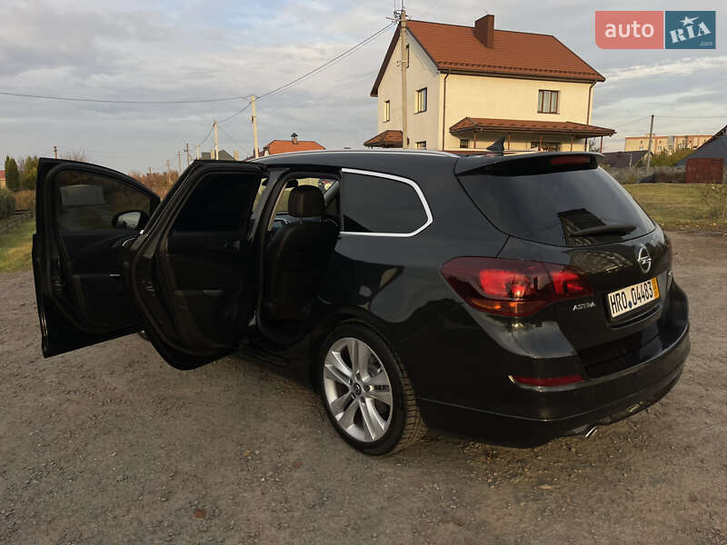Універсал Opel Astra 2012 в Рівному