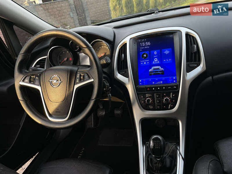 Універсал Opel Astra 2012 в Рівному