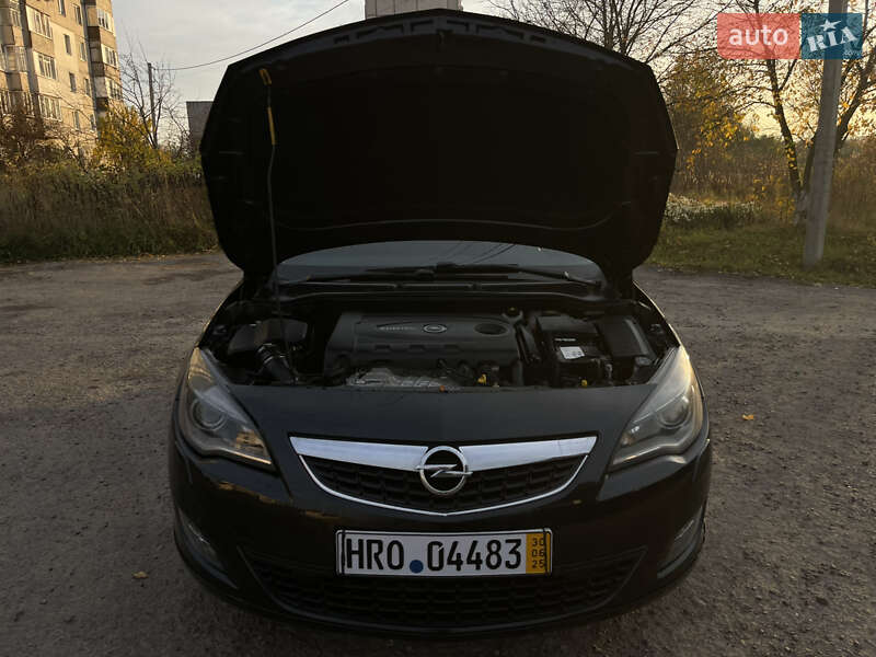 Універсал Opel Astra 2012 в Рівному