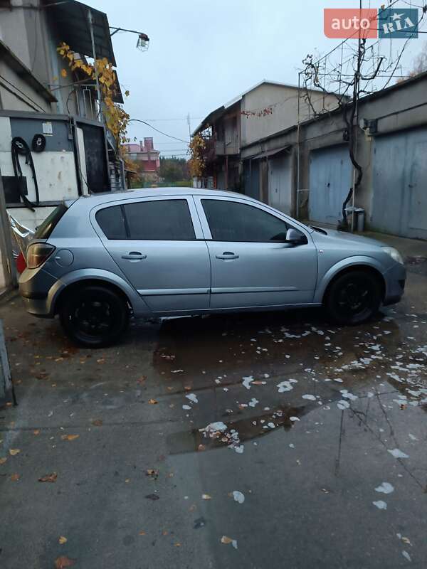 Хэтчбек Opel Astra 2007 в Черноморске