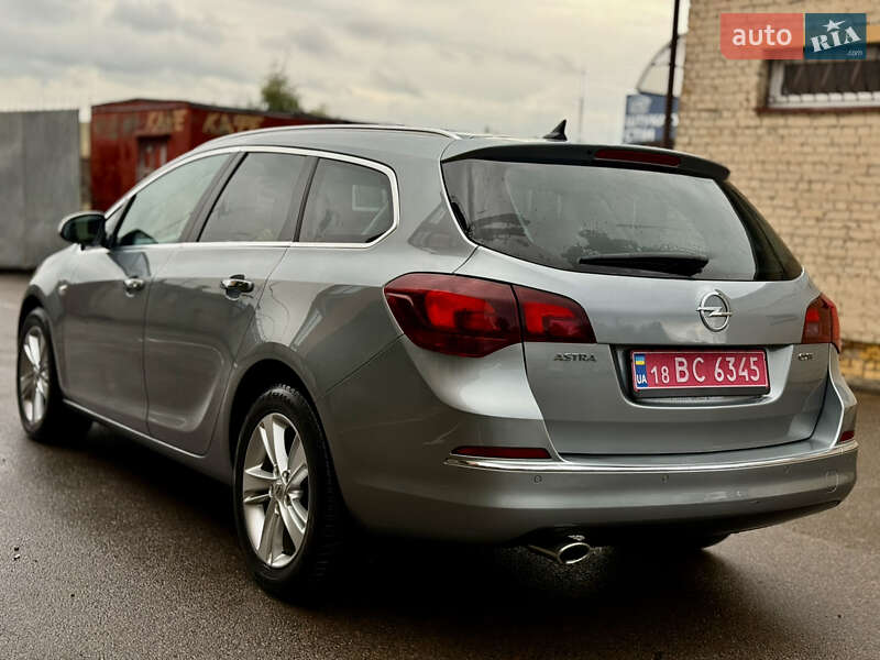 Універсал Opel Astra 2013 в Рівному