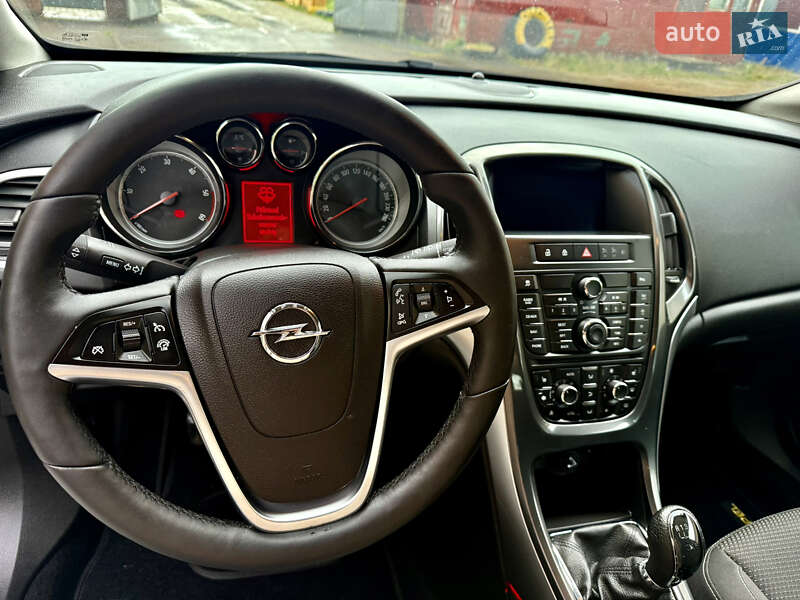 Універсал Opel Astra 2013 в Рівному