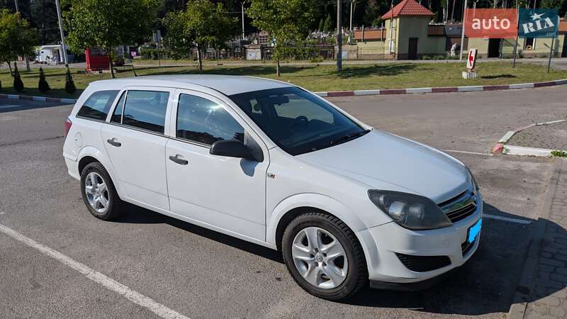 Універсал Opel Astra 2011 в Львові