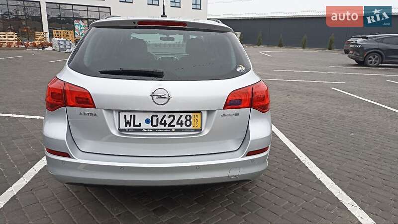 Універсал Opel Astra 2012 в Житомирі