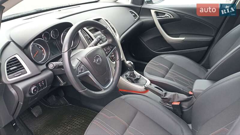 Універсал Opel Astra 2012 в Житомирі