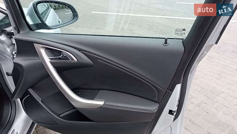 Універсал Opel Astra 2012 в Житомирі