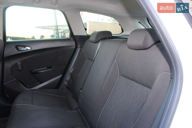 Універсал Opel Astra 2013 в Трускавці