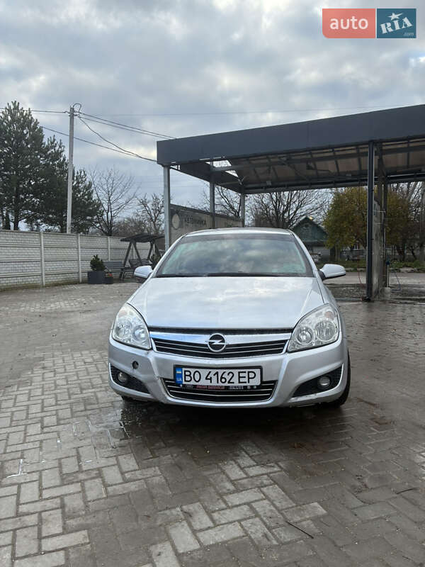 Хэтчбек Opel Astra 2007 в Почаеве