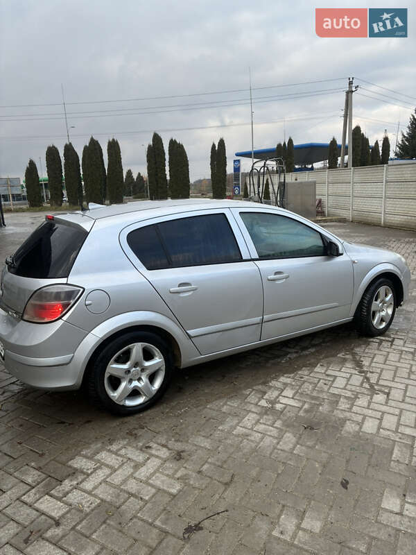 Хэтчбек Opel Astra 2007 в Почаеве