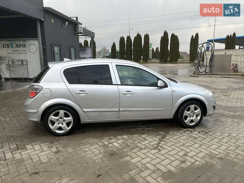 Хэтчбек Opel Astra 2007 в Почаеве