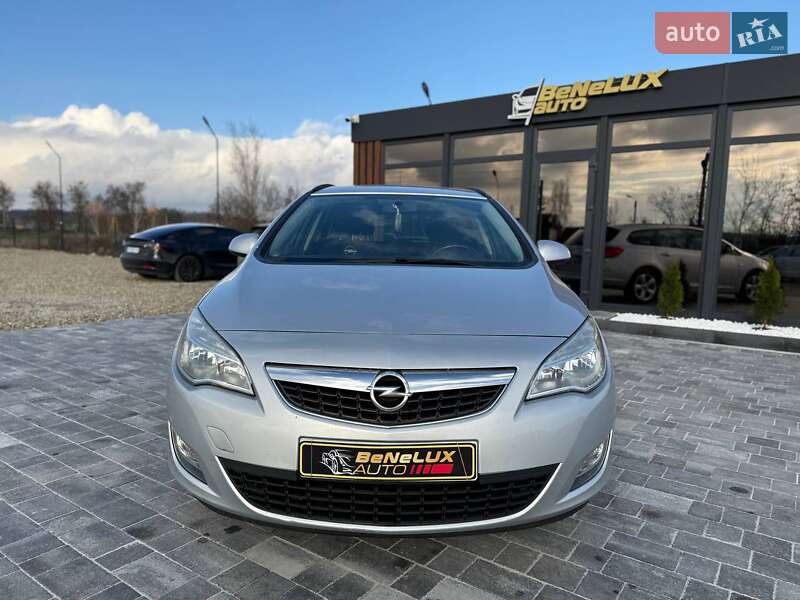 Універсал Opel Astra 2012 в Коломиї