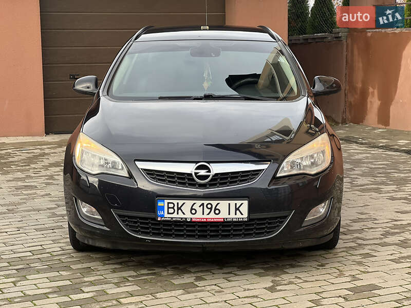 Универсал Opel Astra 2011 в Ровно