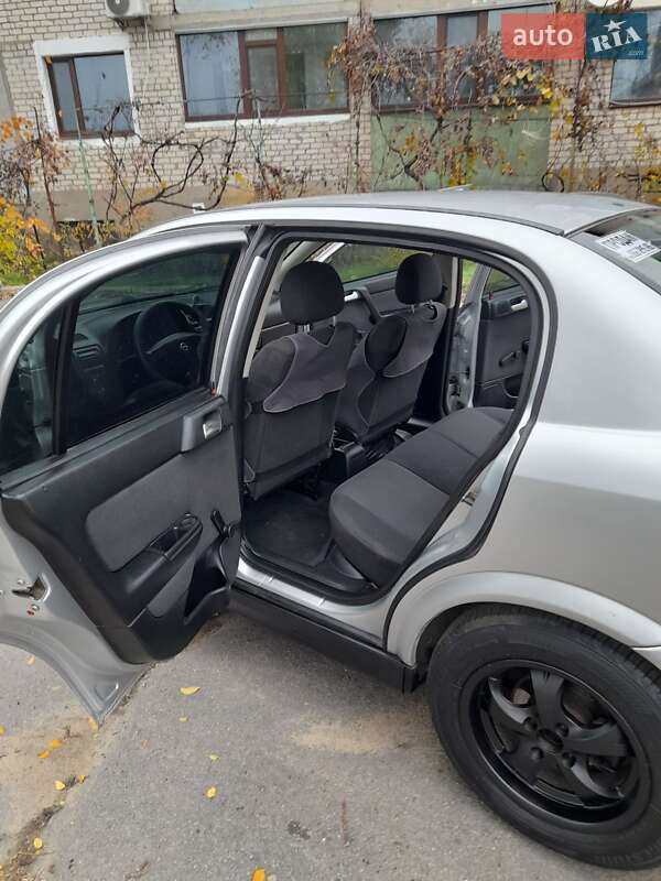 Седан Opel Astra 2005 в Вознесенске