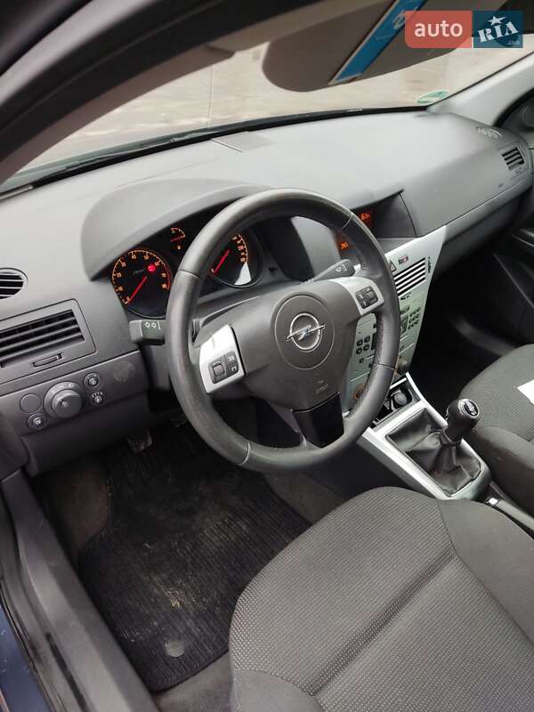 Універсал Opel Astra 2010 в Луцьку