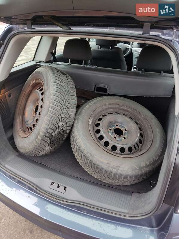 Універсал Opel Astra 2010 в Луцьку