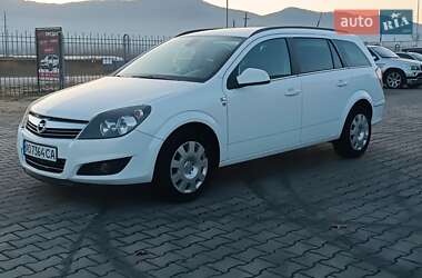 Универсал Opel Astra 2010 в Хусте