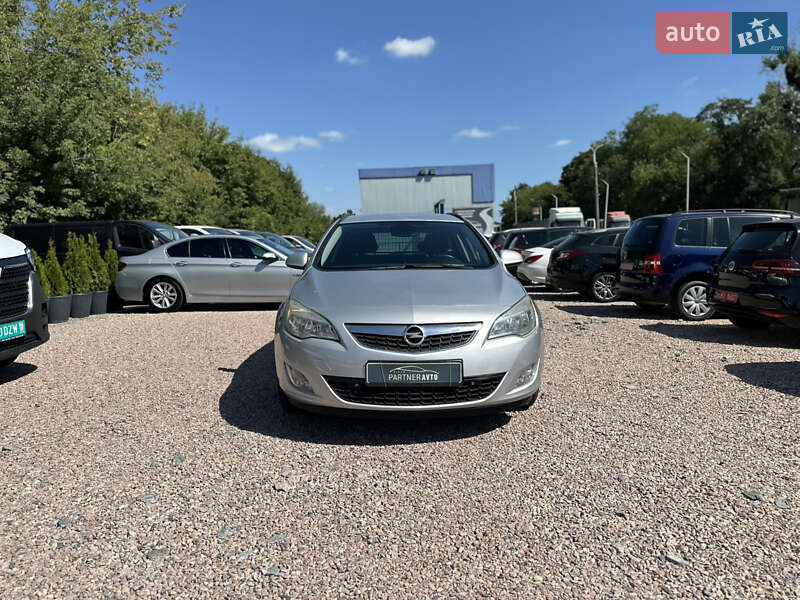 Универсал Opel Astra 2011 в Ровно