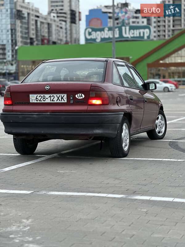 Седан Opel Astra 1993 в Одессе фото 5 Седан Opel Astra 1993 в Одессе