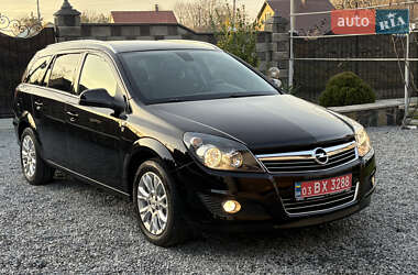 Универсал Opel Astra 2010 в Ровно