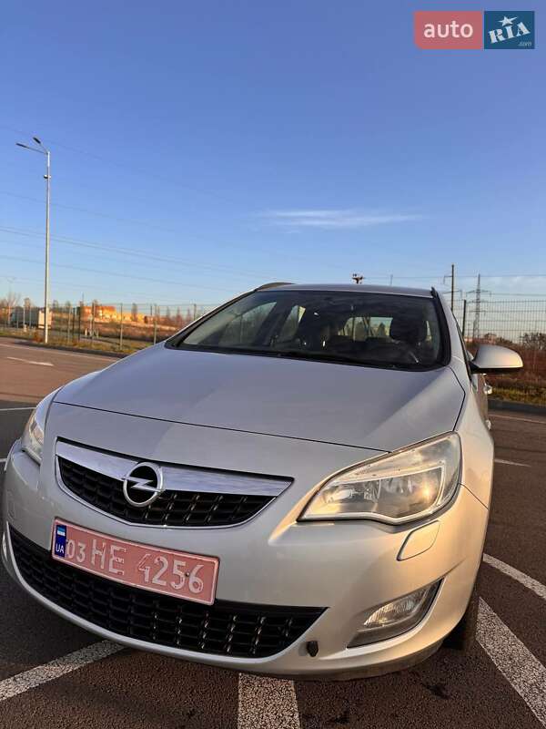 Универсал Opel Astra 2011 в Радивилове