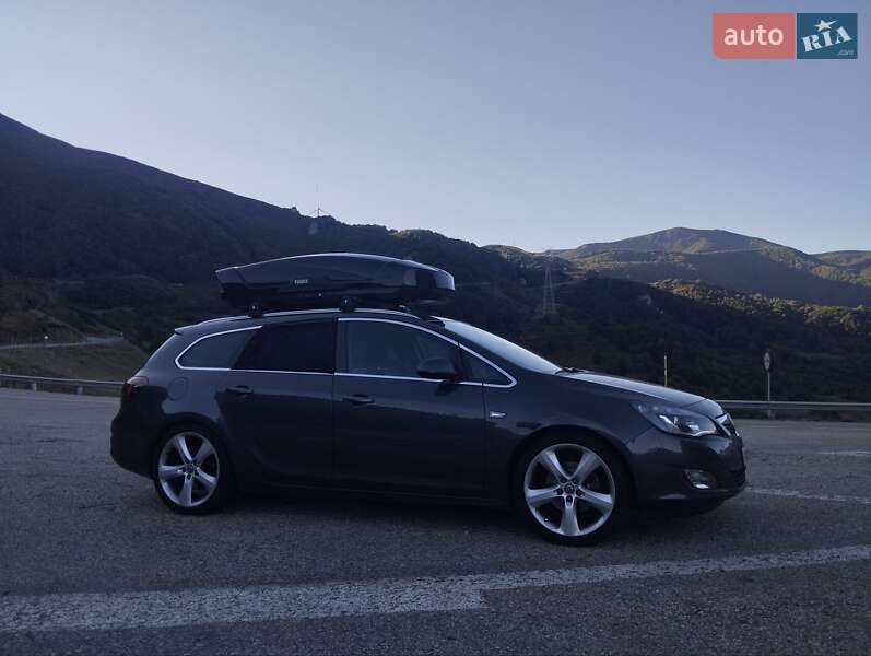 Универсал Opel Astra 2011 в Ровно