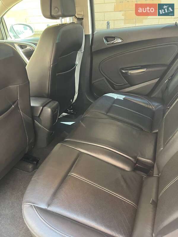 Універсал Opel Astra 2011 в Львові