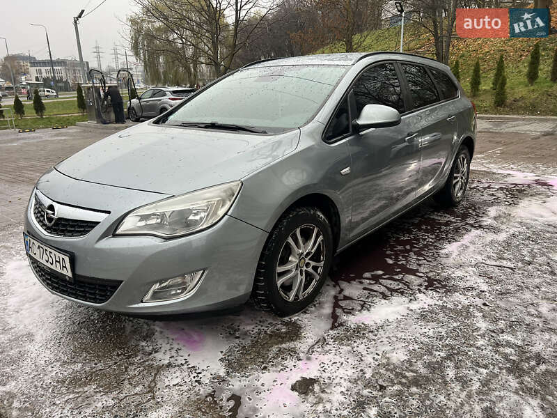 Універсал Opel Astra 2011 в Львові