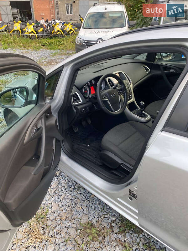 Універсал Opel Astra 2013 в Львові
