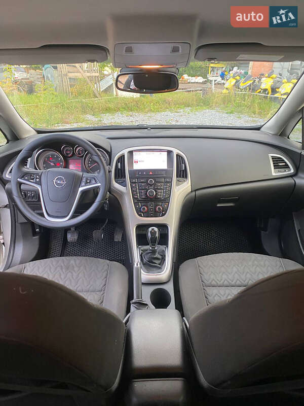 Універсал Opel Astra 2013 в Львові