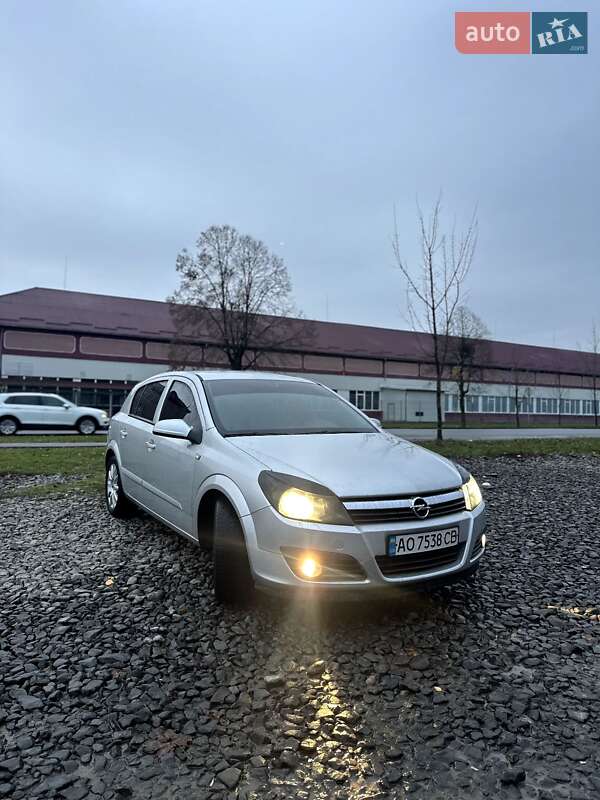 Хетчбек Opel Astra 2006 в Мукачевому