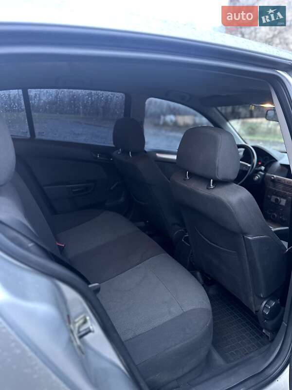 Хетчбек Opel Astra 2006 в Мукачевому