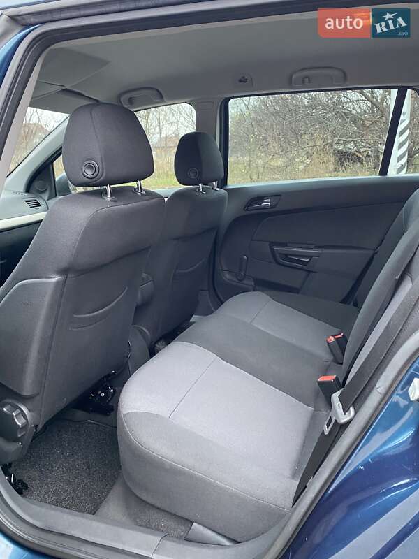 Универсал Opel Astra 2008 в Полтаве