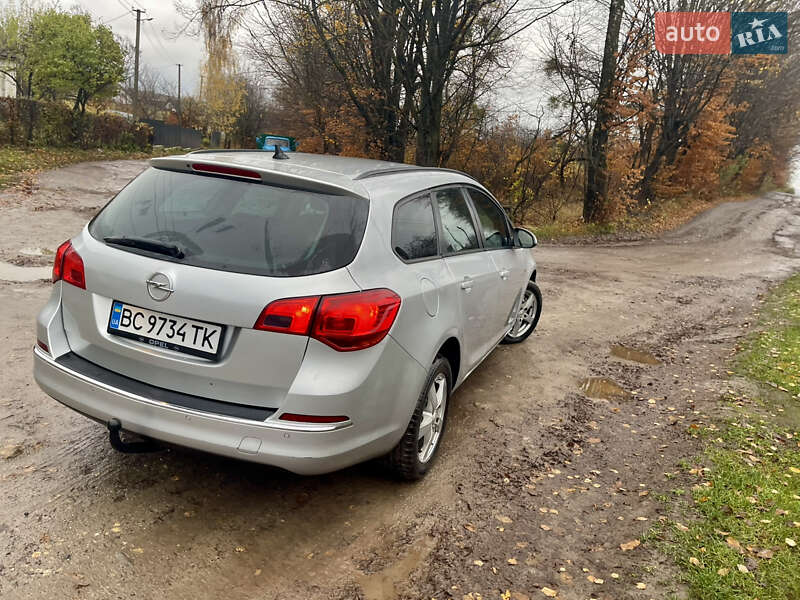 Універсал Opel Astra 2014 в Рівному