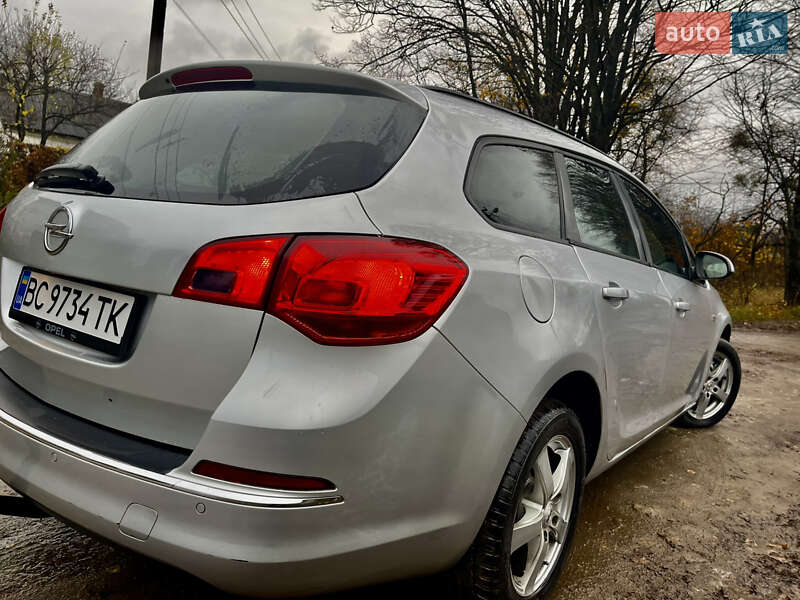 Універсал Opel Astra 2014 в Рівному