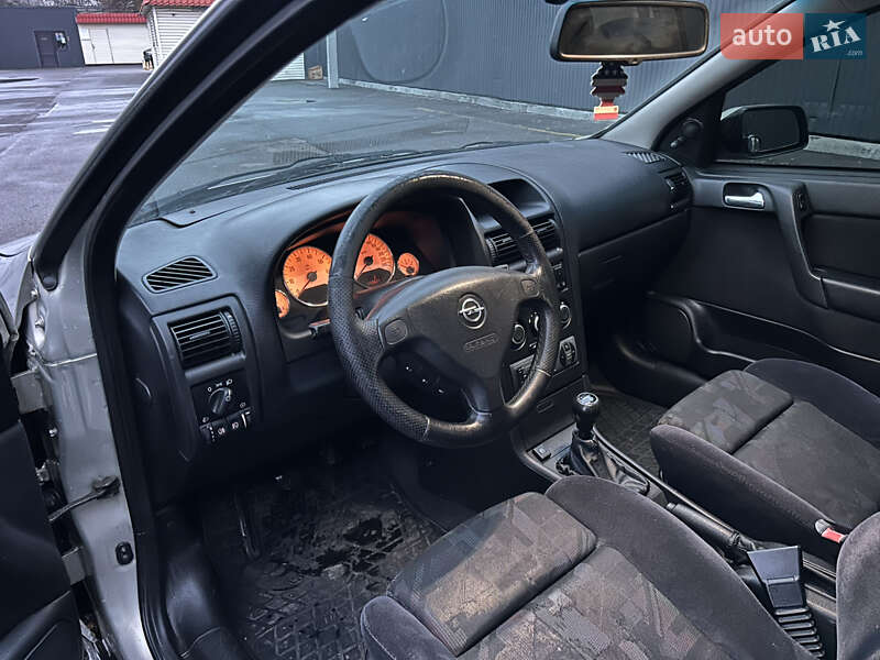 Седан Opel Astra 2005 в Днепре