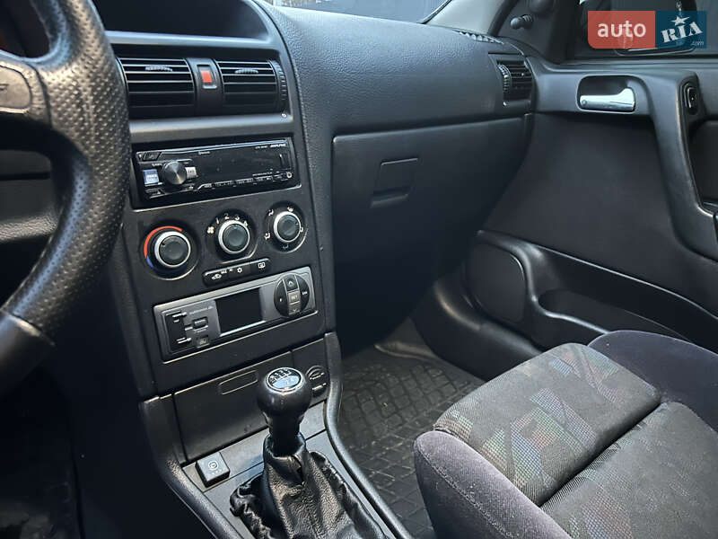 Седан Opel Astra 2005 в Днепре