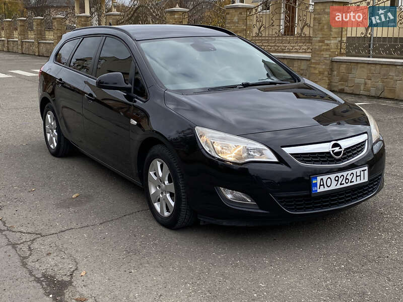 Універсал Opel Astra 2011 в Виноградові