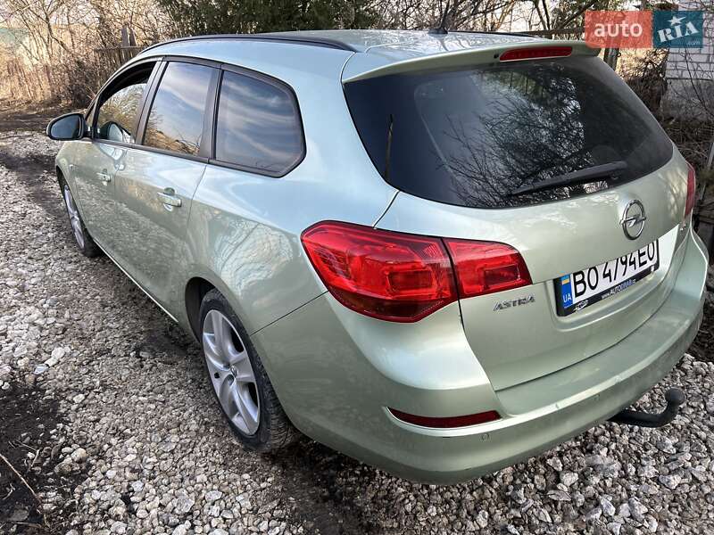 Універсал Opel Astra 2011 в Харкові