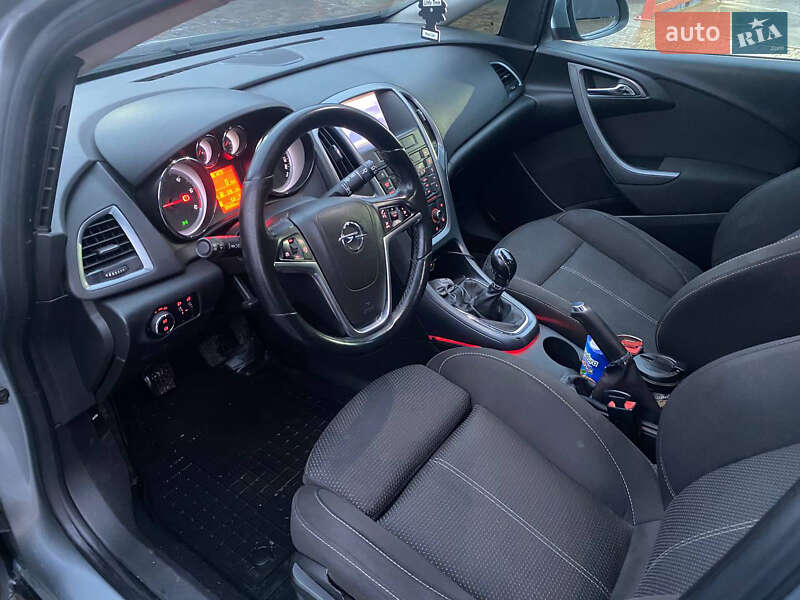 Универсал Opel Astra 2013 в Смеле