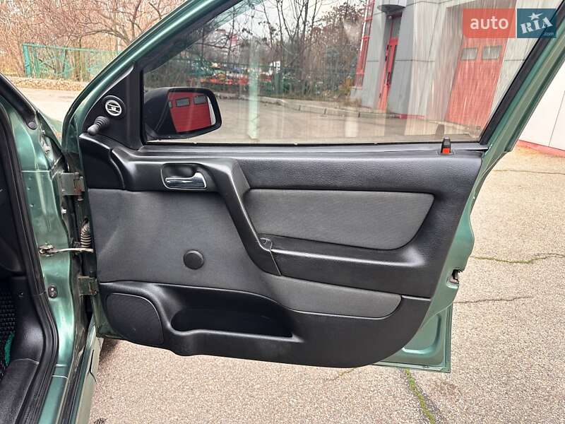 Седан Opel Astra 2005 в Запорожье
