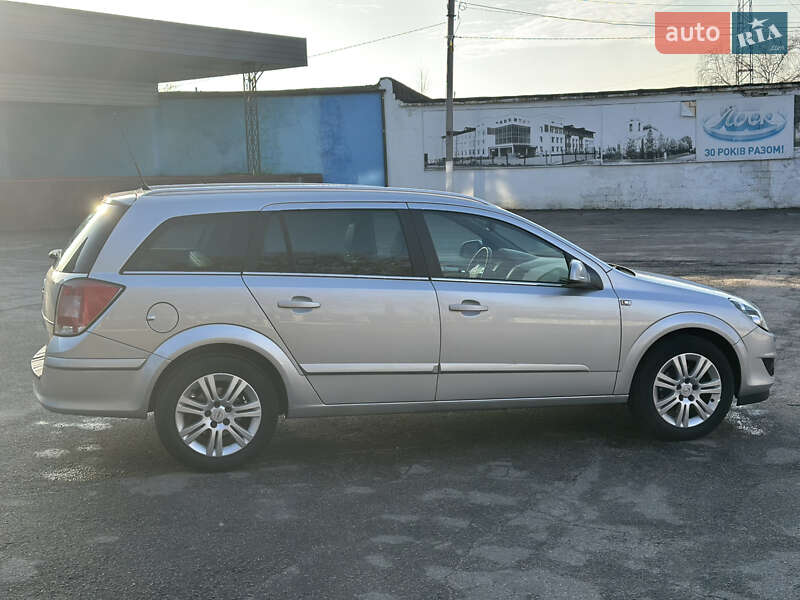 Універсал Opel Astra 2010 в Харкові