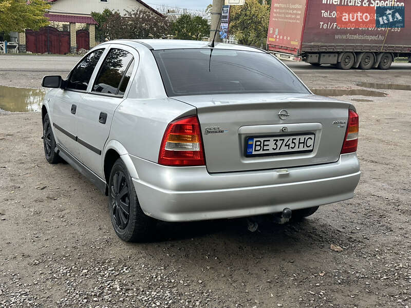 Седан Opel Astra 2004 в Новом Буге