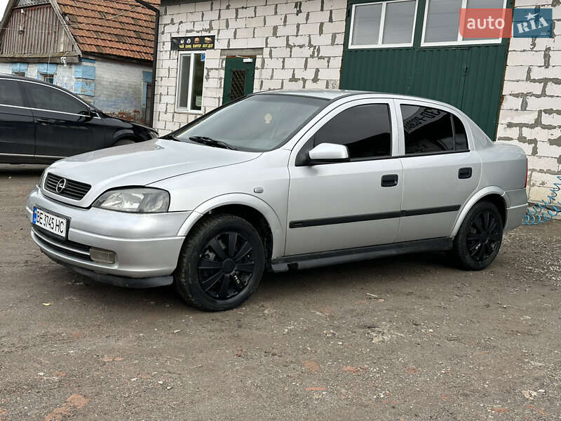 Седан Opel Astra 2004 в Новом Буге