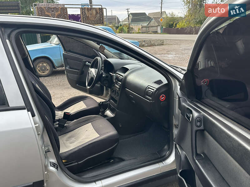 Седан Opel Astra 2004 в Новом Буге